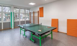 Sportraum mit einer Tischtennisplatte | © max ott www.d-design.de